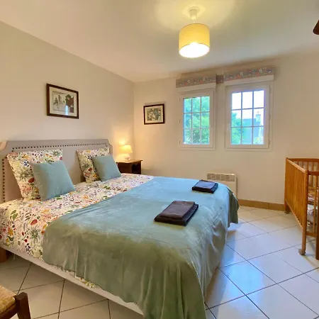 Villa Champfleury, à 50 M De La Plage! Réville