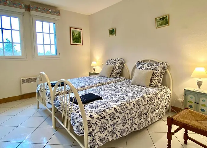 Champfleury, A 50 M De La Plage! Réville